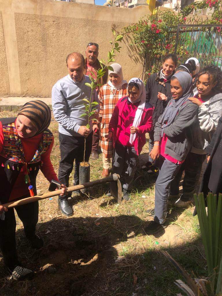 رئيس الحي والطالبات في بورسعيد