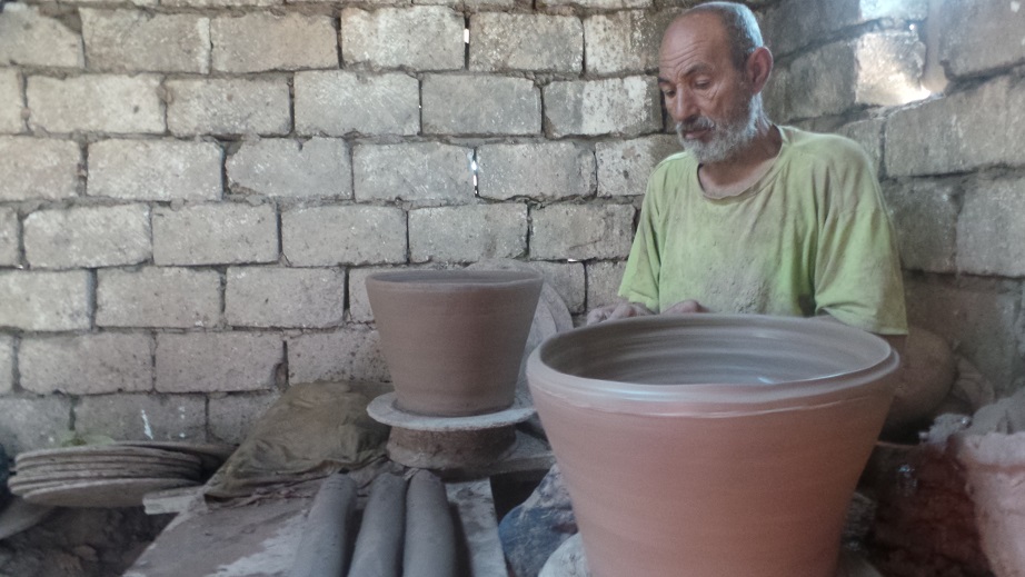 أحد العاملين بصناعة الفخار فى قرية الغورى