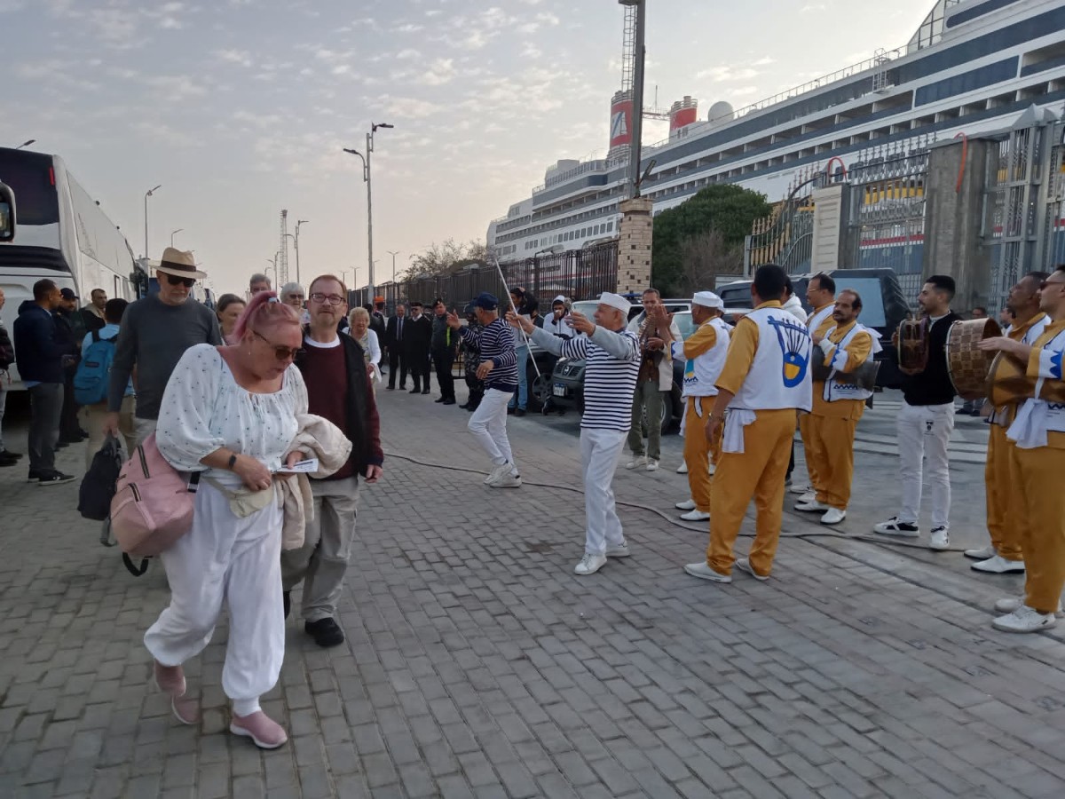 فرقة السمسمية أمام الميناء السياحي