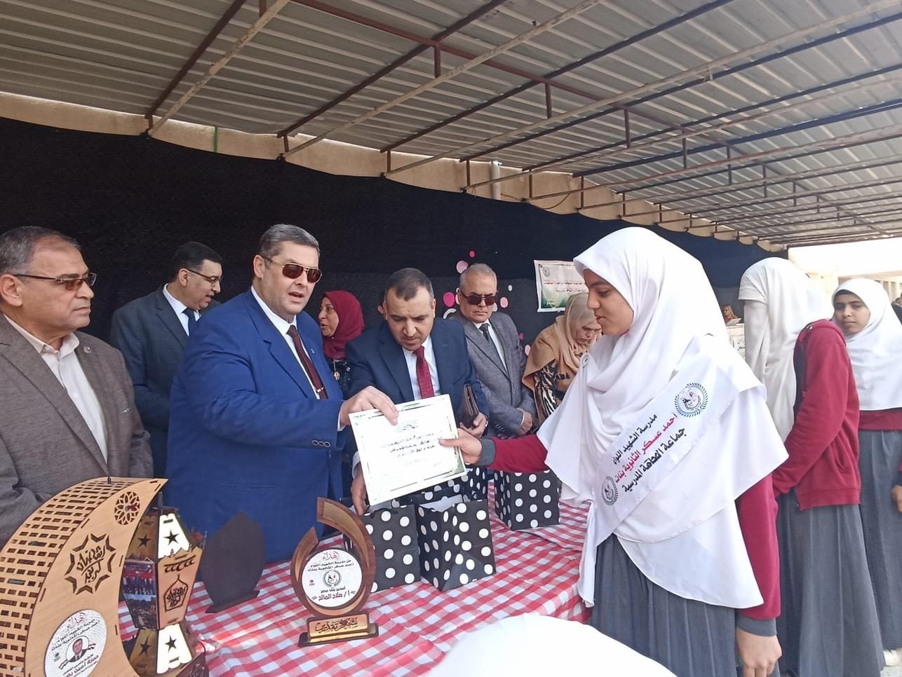 تكريم طالبات متميزات فى أنشطة مدرسية بشمال سيناء (2)