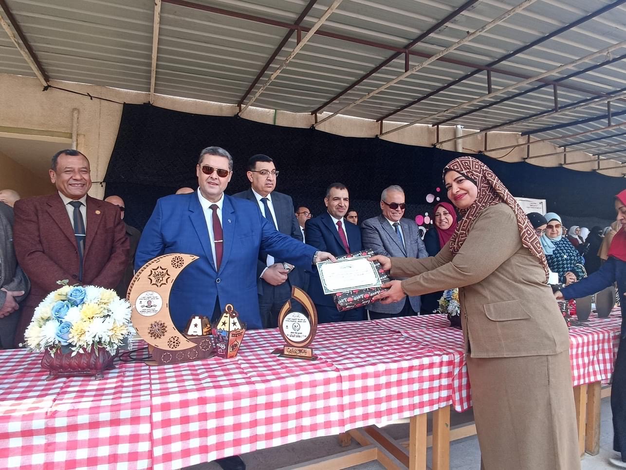 تكريم طالبات متميزات فى أنشطة مدرسية بشمال سيناء (3)