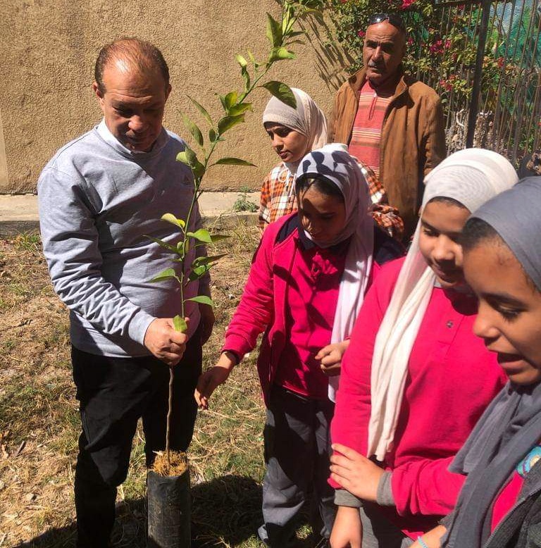 الطالبات يزرعن الأشجار