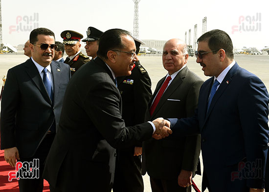رئيس الوزراء يستقبل نظيره العراقى بمطار القاهرة (7)
