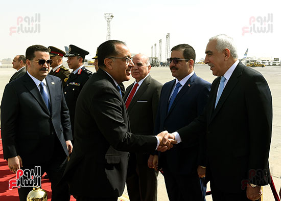 رئيس الوزراء يستقبل نظيره العراقى بمطار القاهرة (8)