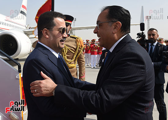 رئيس الوزراء يستقبل نظيره العراقى بمطار القاهرة (1)