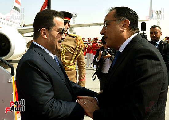 رئيس الوزراء يستقبل نظيره العراقى بمطار القاهرة (2)