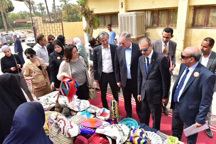 سفير الاتحاد الأوروبى ومدير برنامج الأمم المتحدة الإنمائى يزوران قرية بنبان بأسوان (4)