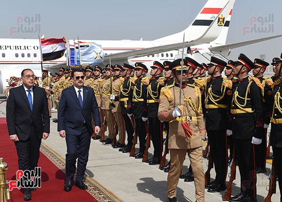 رئيس الوزراء يستقبل نظيره العراقى بمطار القاهرة (4)
