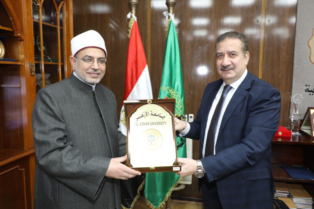 محافظ المنوفية يستقبل رئيس جامعة الأزهر (2)