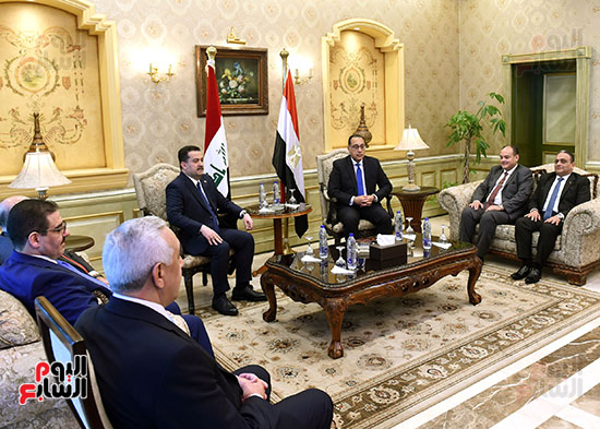 رئيس الوزراء يستقبل نظيره العراقى بمطار القاهرة (10)