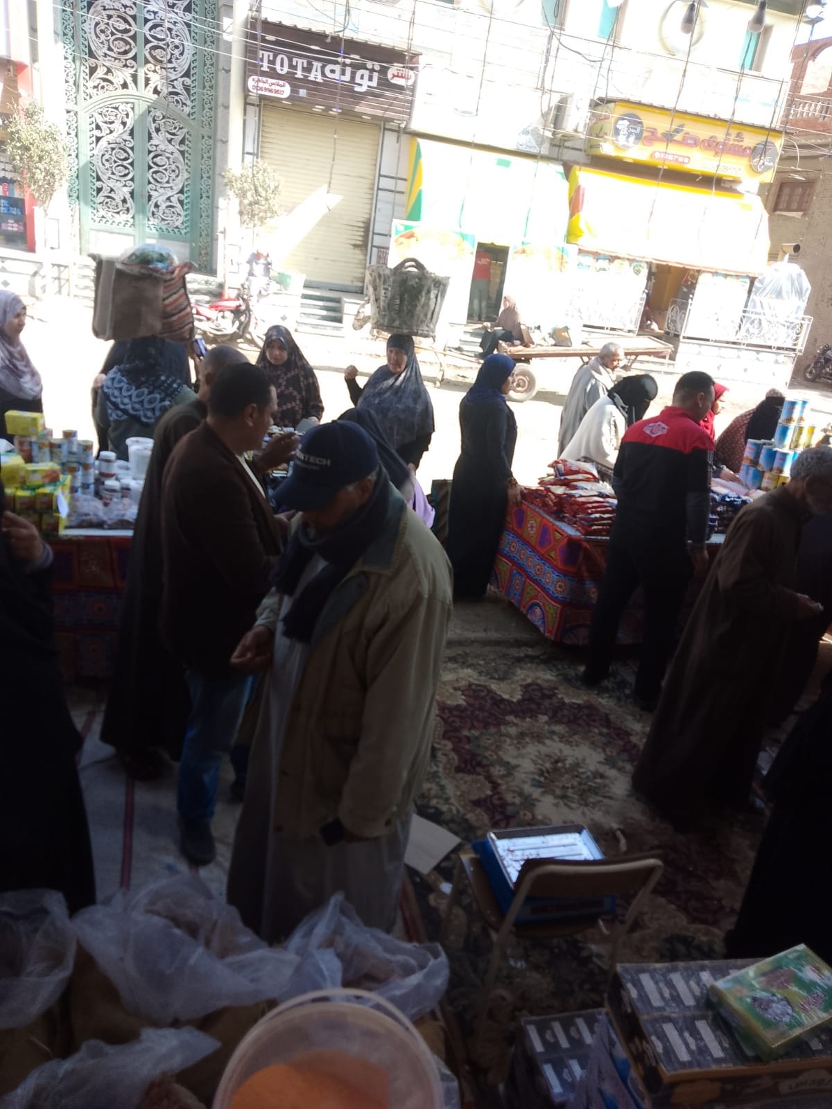 جانب من الاقبال لشراء السلع من المعرض بمسير