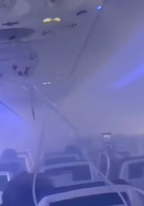 امتلاء الطائرة بالدخان
