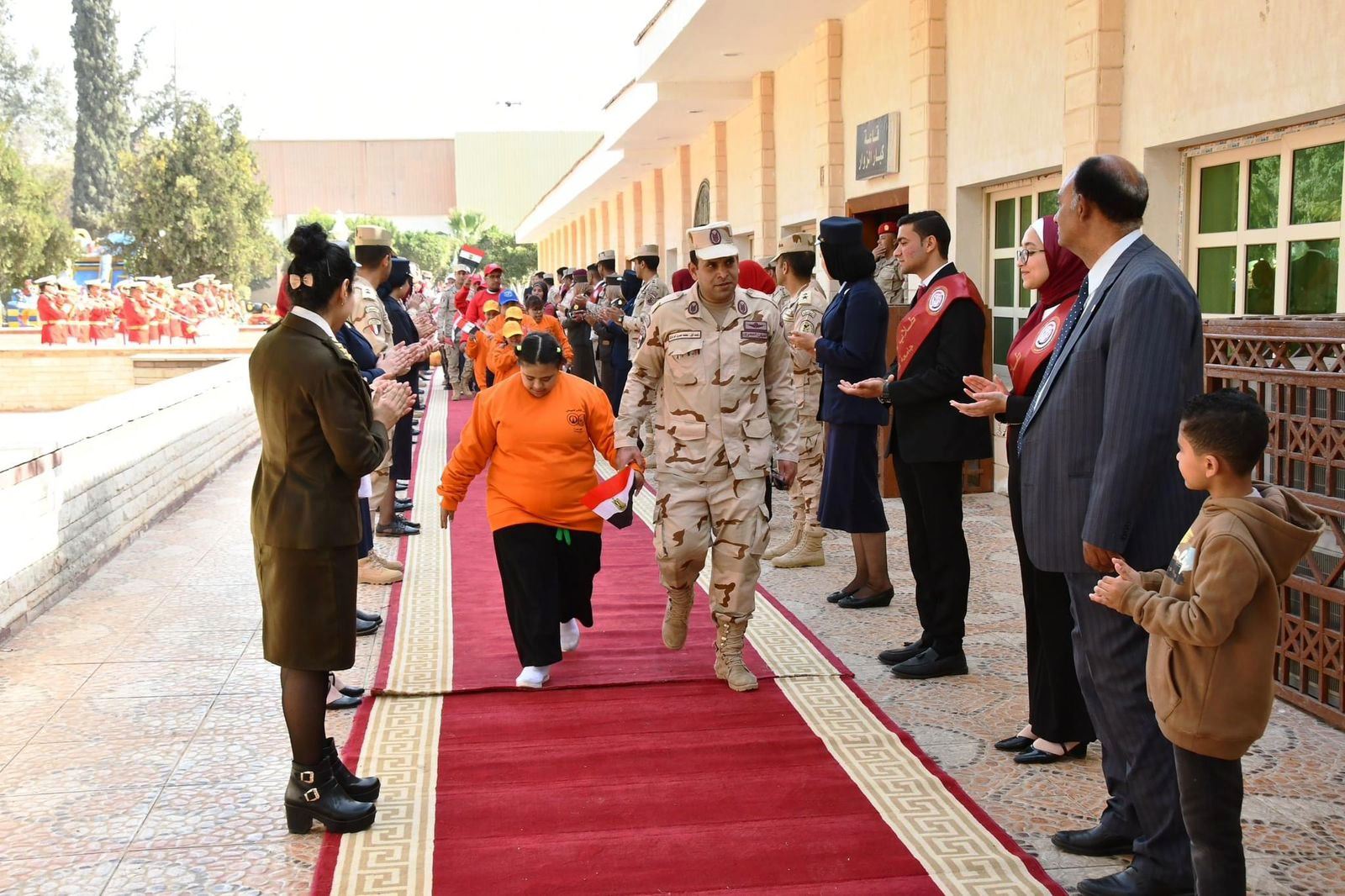 القوات المسلحة تنظم زيارة لأبطال قادرون باختلاف بالجيش الثانى الميدانى (2)