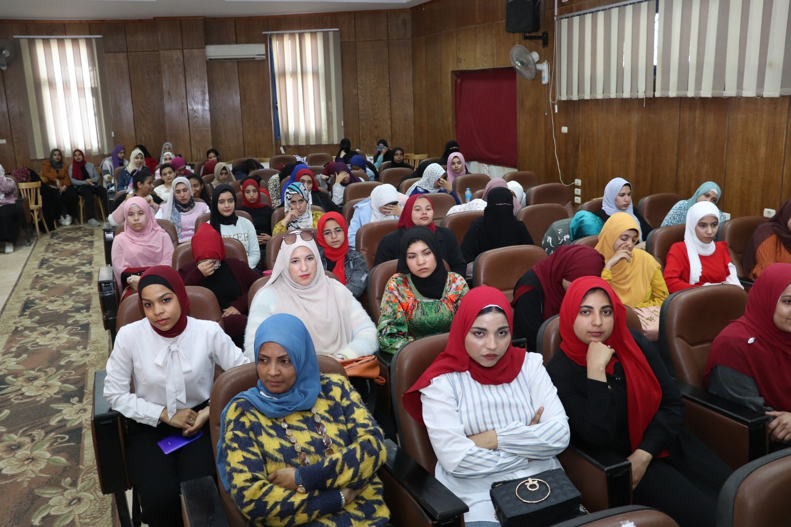 حرص كبير من الطالبات على المشاركة حرص كبير من الطالبات على المشاركة