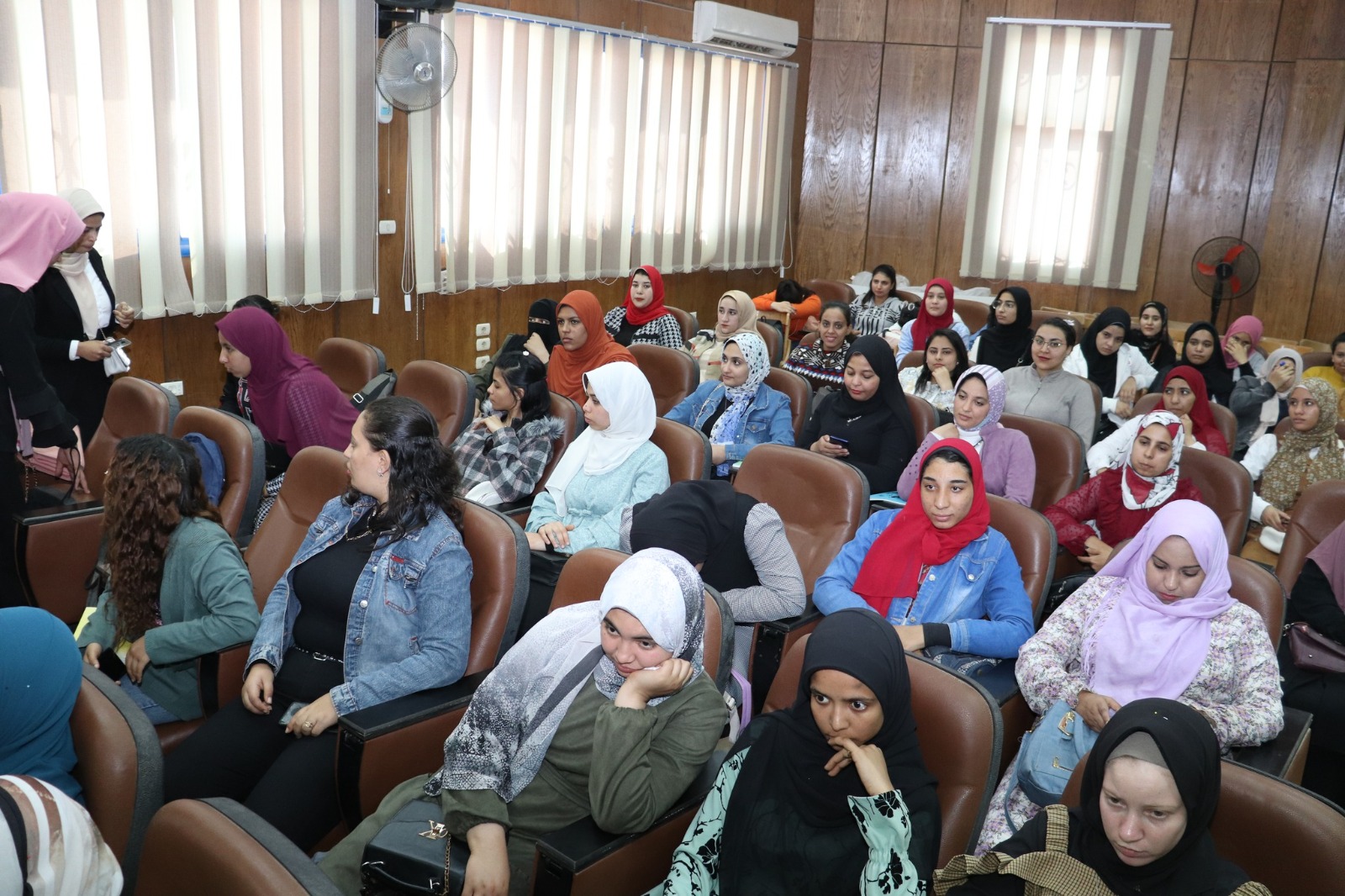 السيدات المشاركاتب الندوة السيدات المشاركاتب الندوة