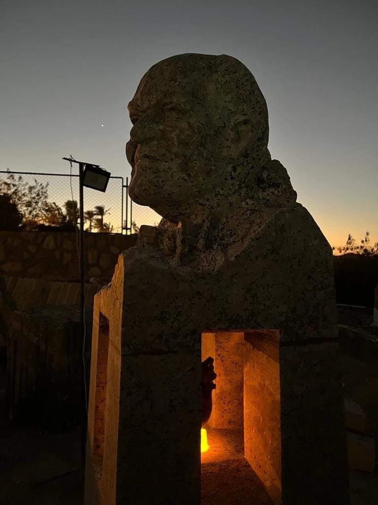 تمثال مجدي يعقوب ليلا