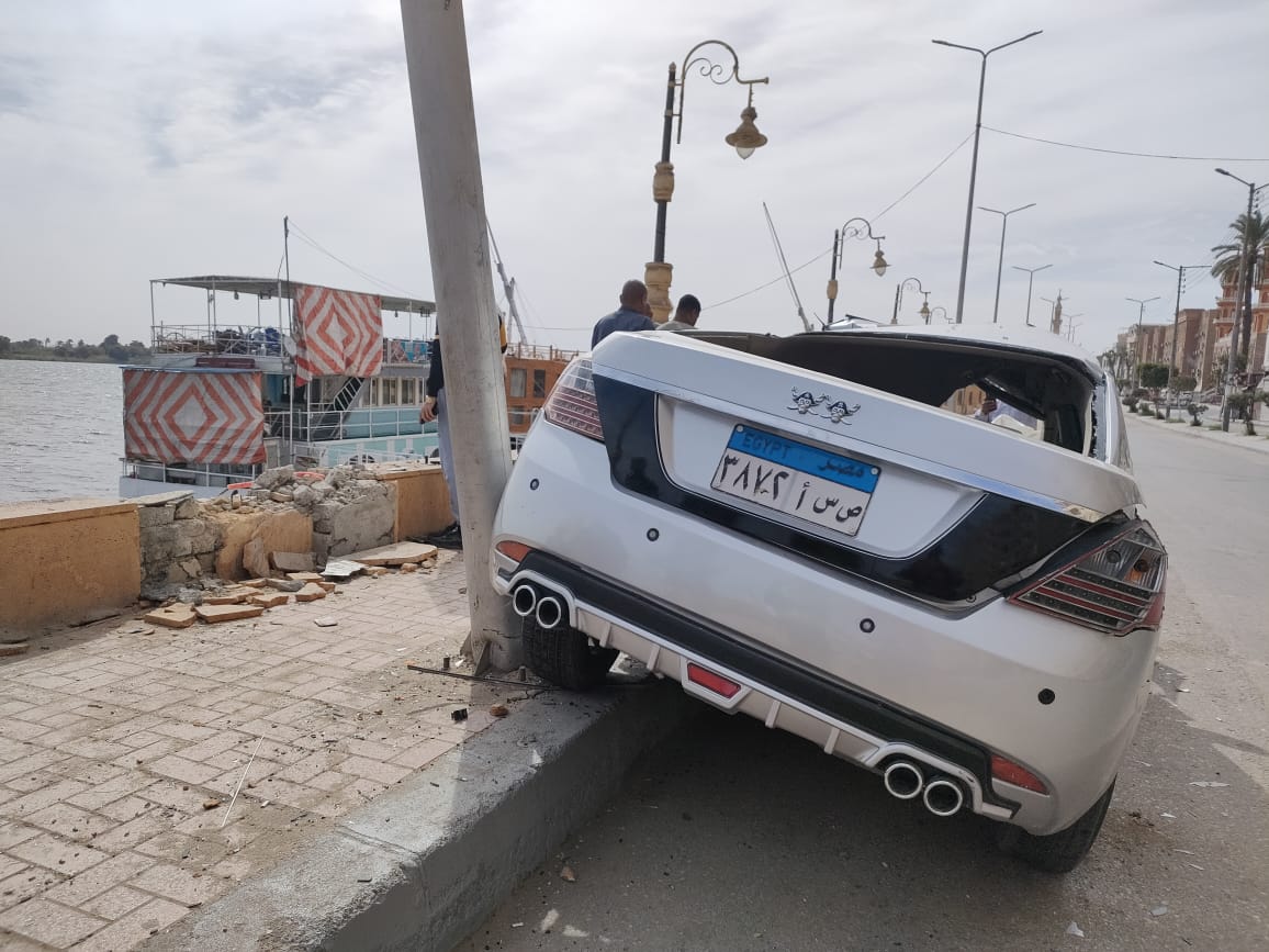 حادث إصطدام سيارة ملاكى فى سور كورنيش النيل بمدينة إسنا