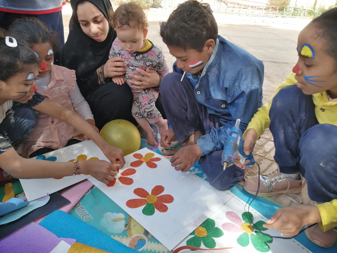 الاطفال يشاركون في اليوم الترفيهي