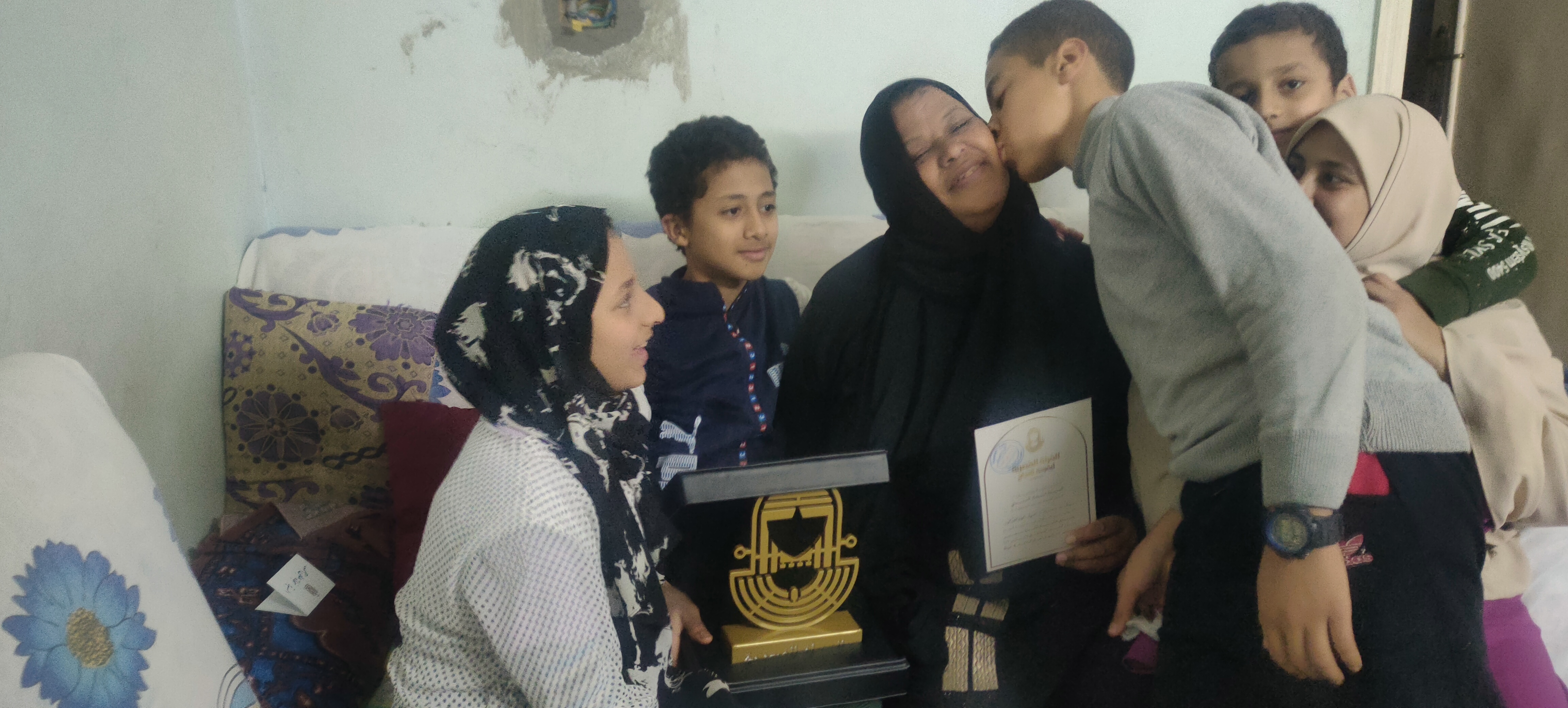 السيدة نجاة  والدة الدكتور أحمد مع أبنائها بعد التكريم