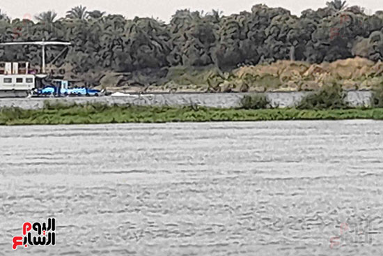 جهود البحث عن المفقودين فى غرق مركب بنهر النيل بأسوان (8)