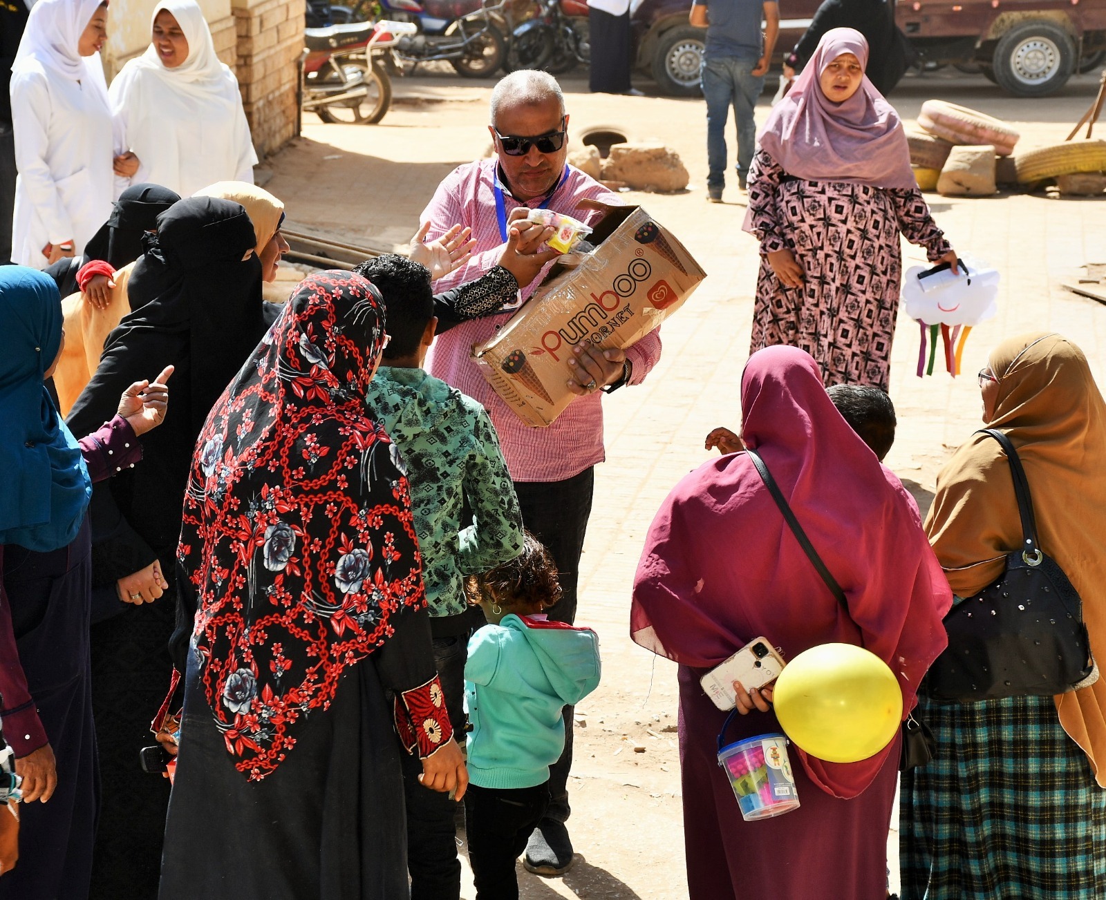 هدايا علي هامش اليوم الترفيهي للأطفال