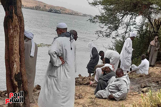 جهود البحث عن المفقودين فى غرق مركب بنهر النيل بأسوان (5)