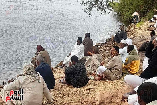 جهود البحث عن المفقودين فى غرق مركب بنهر النيل بأسوان (2)