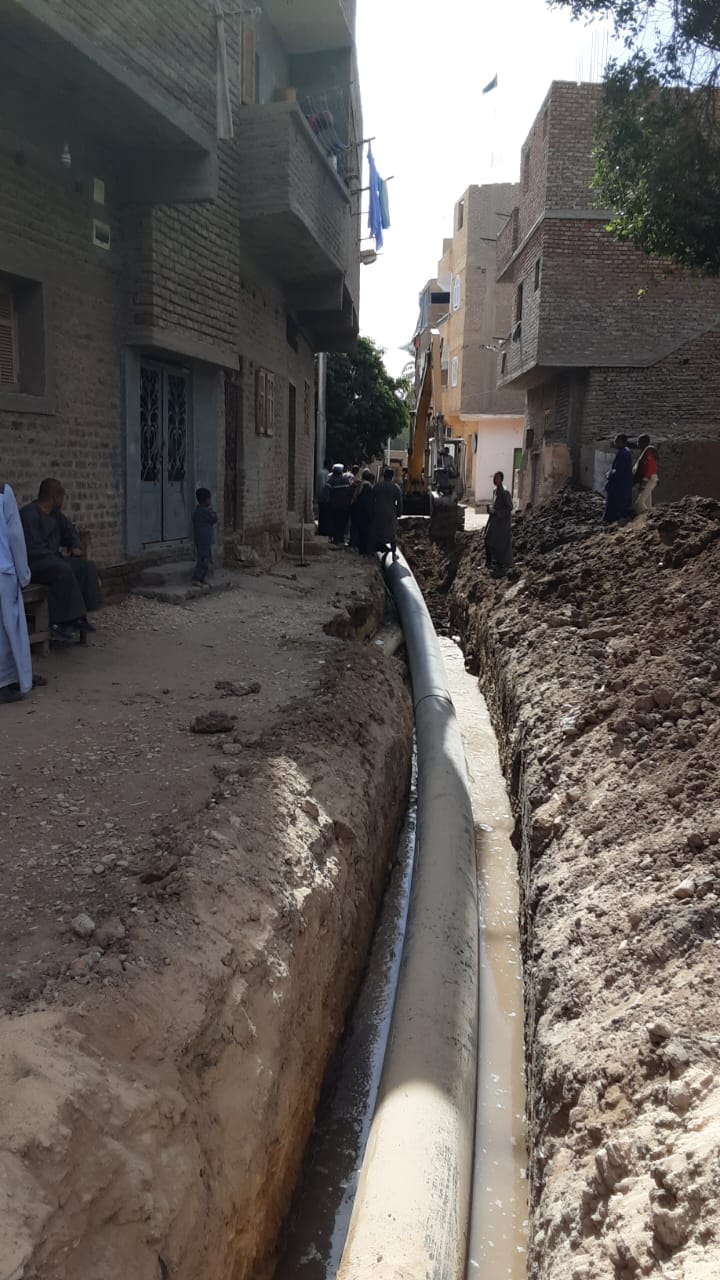 مدينة إسنا تستكمل العمل بالصرف الصحي فى قرية النمسا