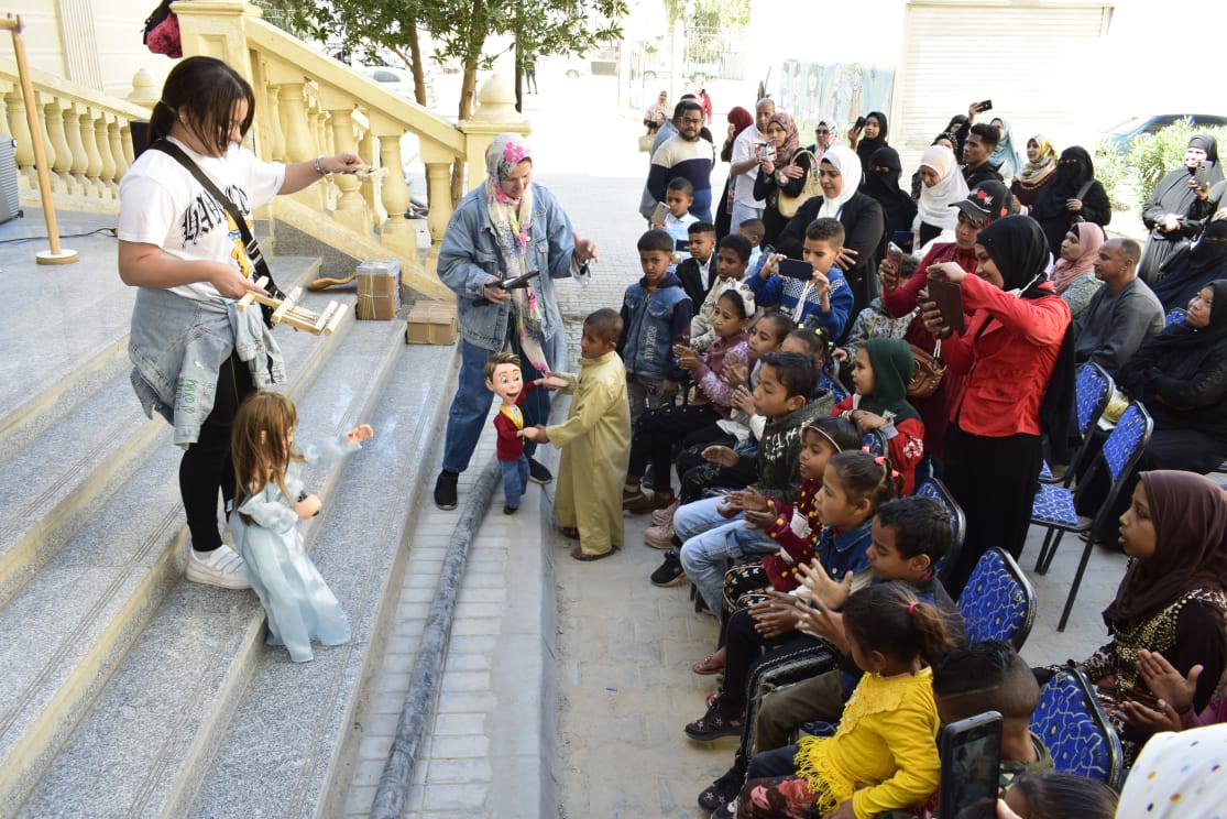 مسرح الجنوب ينظم عروضًا لأطفال مركز الأورام بقنا (2)