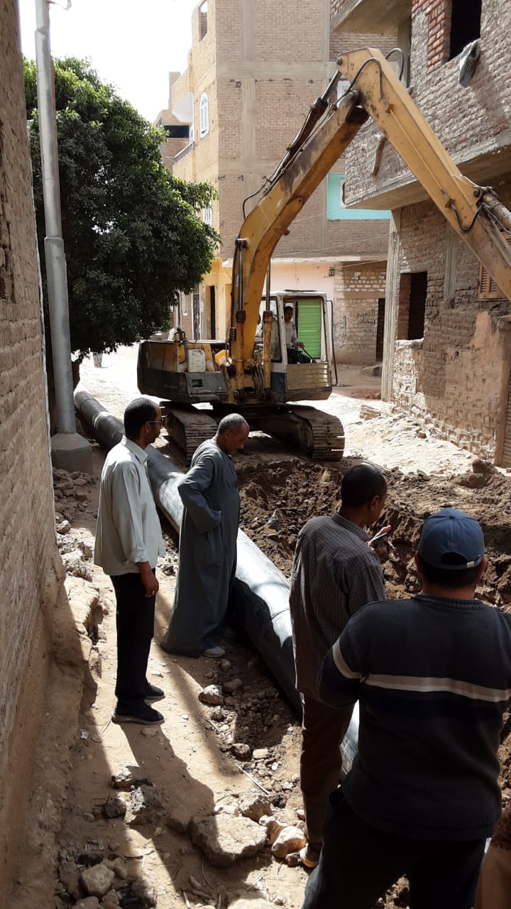 العمل فى مشروعات الصرف الصحى بقرية النمسا