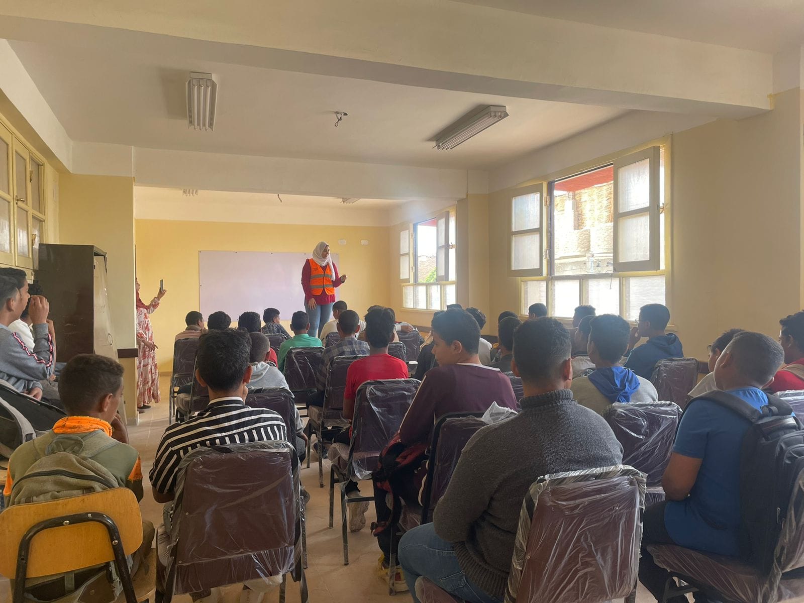 لقاءات متنوعة لدعم الشباب بالمدارس