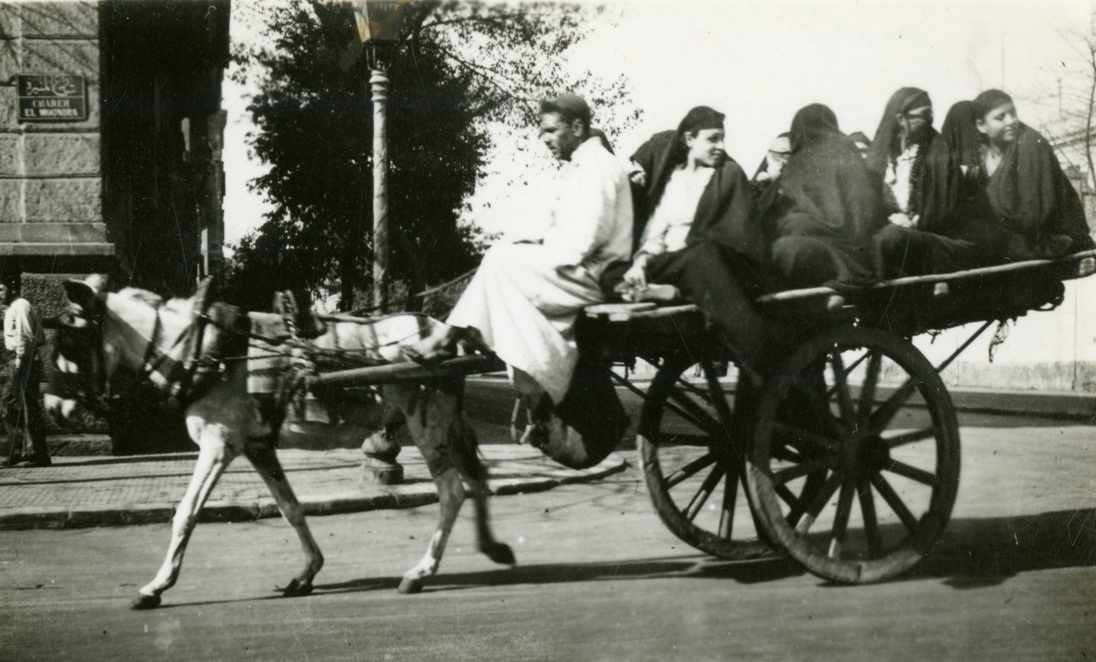عربات الاجرة في حي السيدة زينب فى شارع المنيرة بالقاهرة عام 1945م