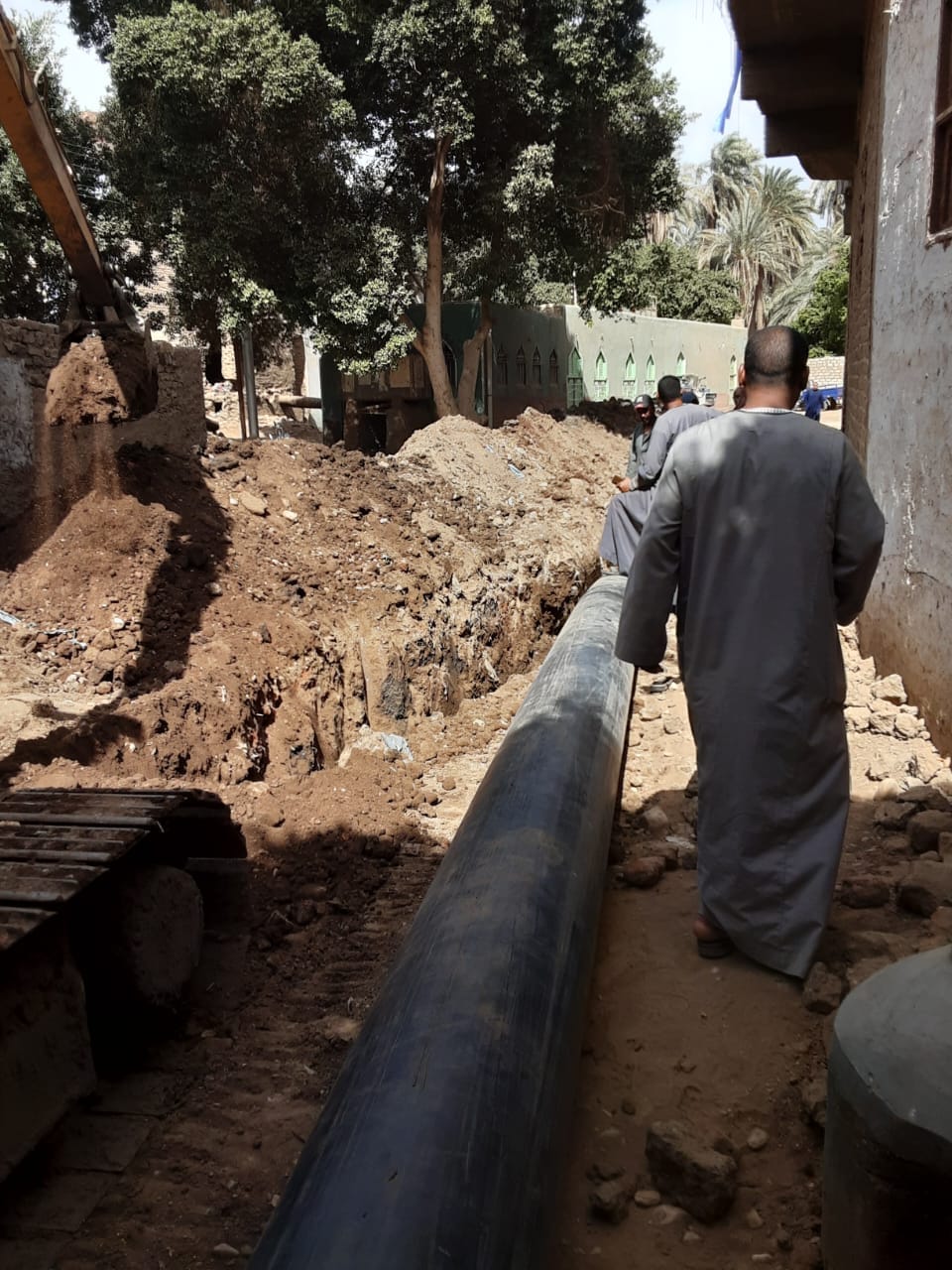 توصيل مواسير الصرف الصحى بقرية النمسا