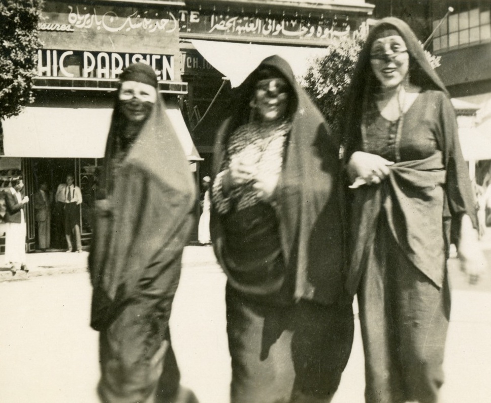 صورة لثلاث سيدات فى شوارع لقاهرة عام 1942م