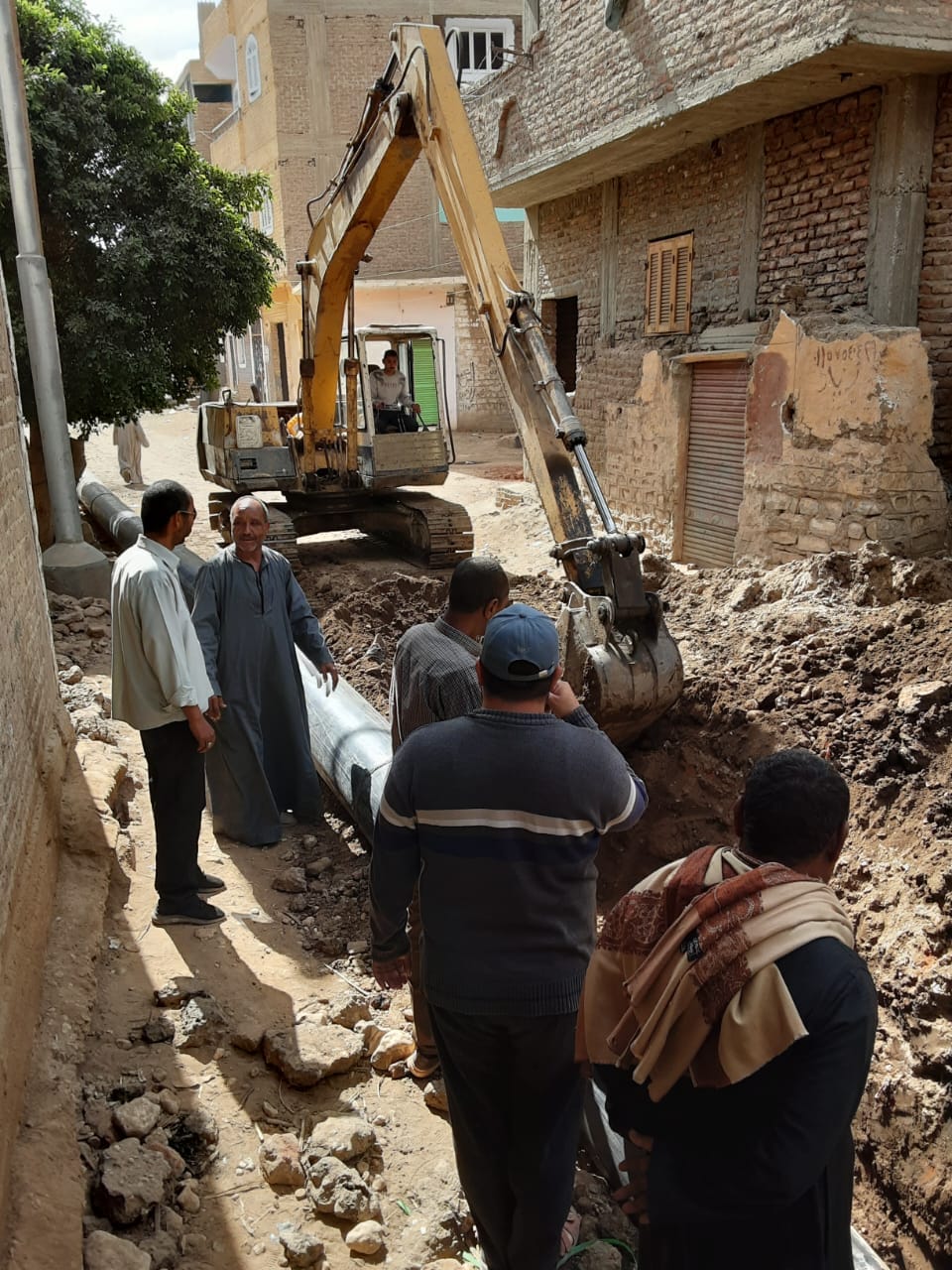 مدينة إسنا تجرى العمل بالصرف الصحي فى قرية النمسا