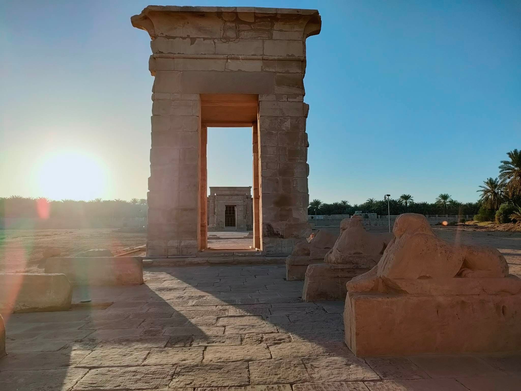 مدخل معبد هيبس وطريق الكباش