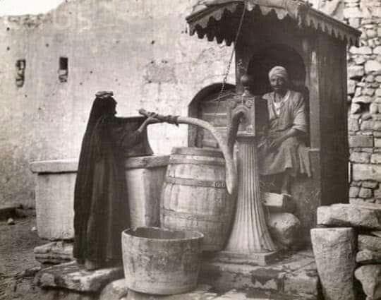 إحدى حنفيات المياه العمومية بالقاهرة - مصر - عام ١٩٠٠.