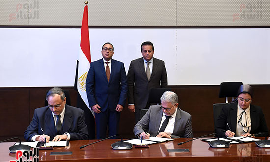 رئيس الوزراء يشهد اتفاقية إنشاء شركة مصرية لتشغيل مصنع سرنجات ذاتية التدمير  (1)