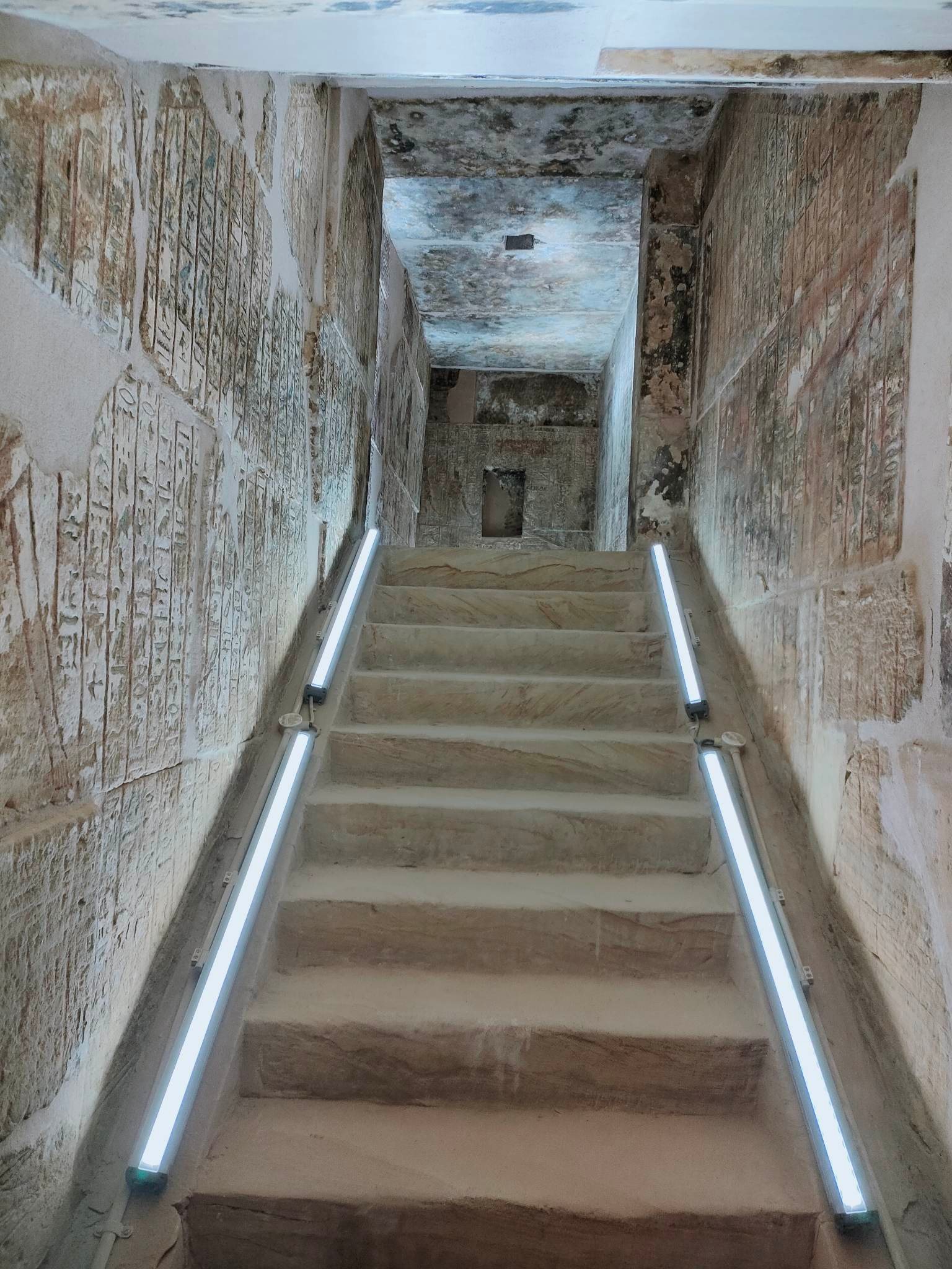 السلالم الداخلية بالمعبد