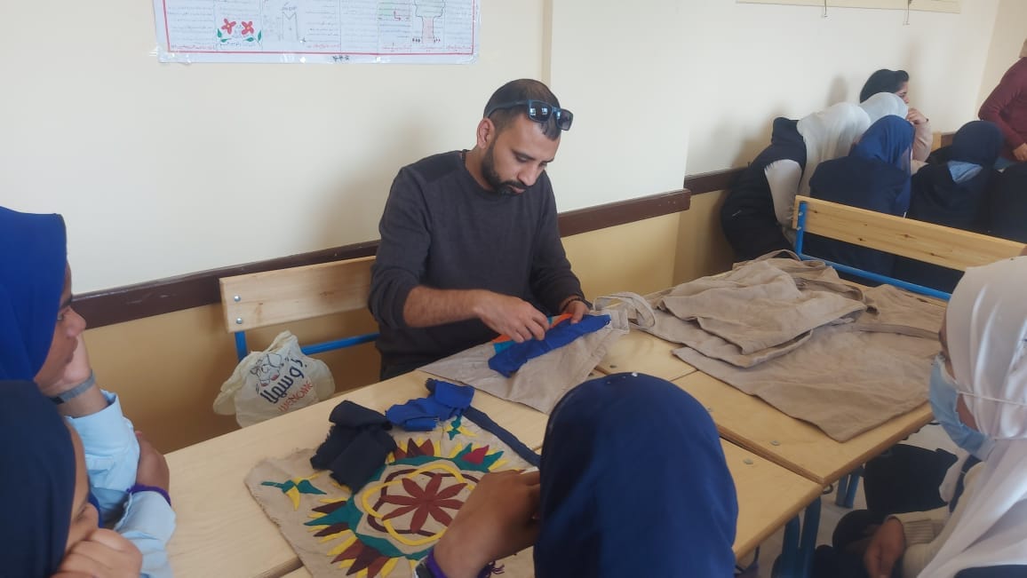 ورش تعليم الفنون والحرف اليدوية للفتيات