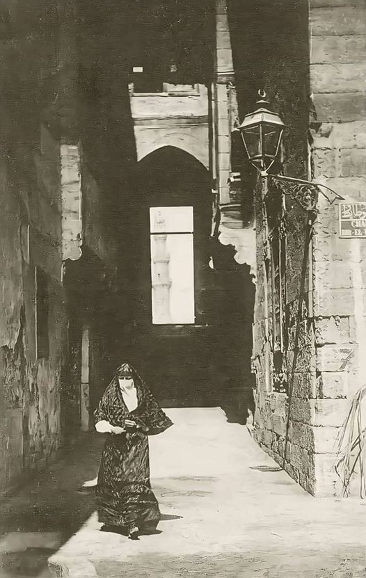 صورة لأحد السيدات فى شارع بير الوطاويط احمد بن طولون حاليا فى أواخر القرن التاسع عشر