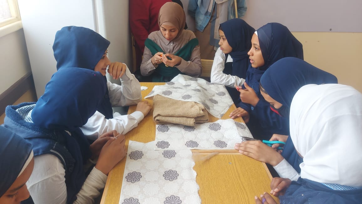 تعليم الفتيات التطريز ضمن حياة كريمة