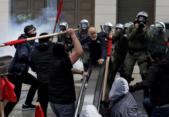 اشتباكات بين الشرطة والمتظاهرين فى اليونان