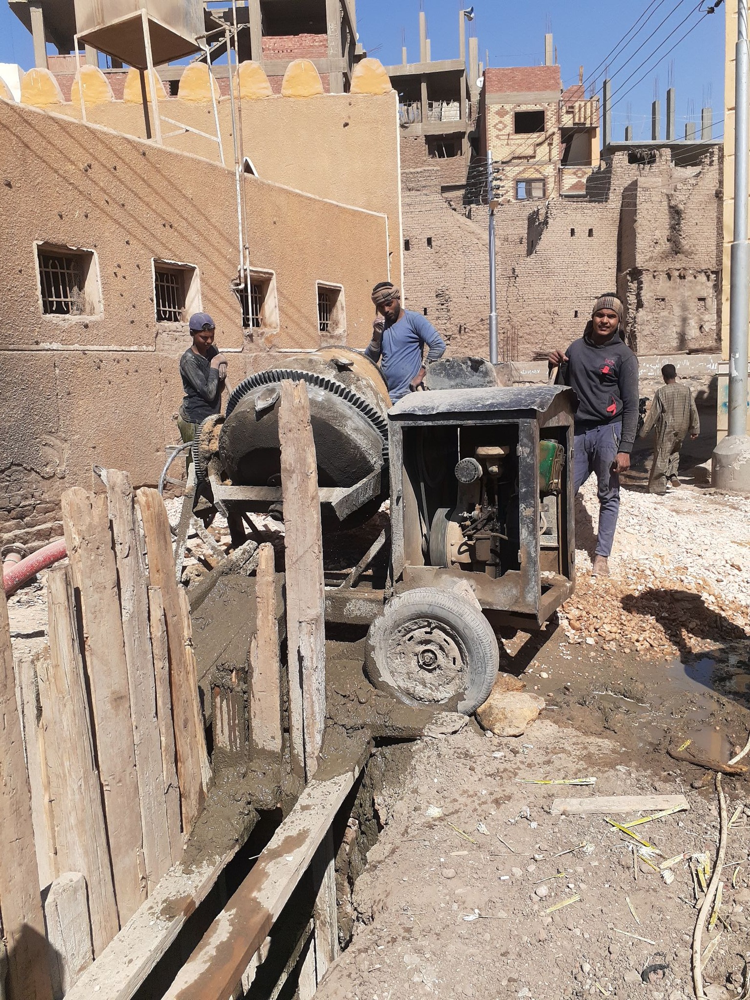 العمل يومياً فى مشروعات الصرف الصحى لدعم قرى إسنا العمل يومياً فى مشروعات الصرف الصحى لدعم قرى إسنا