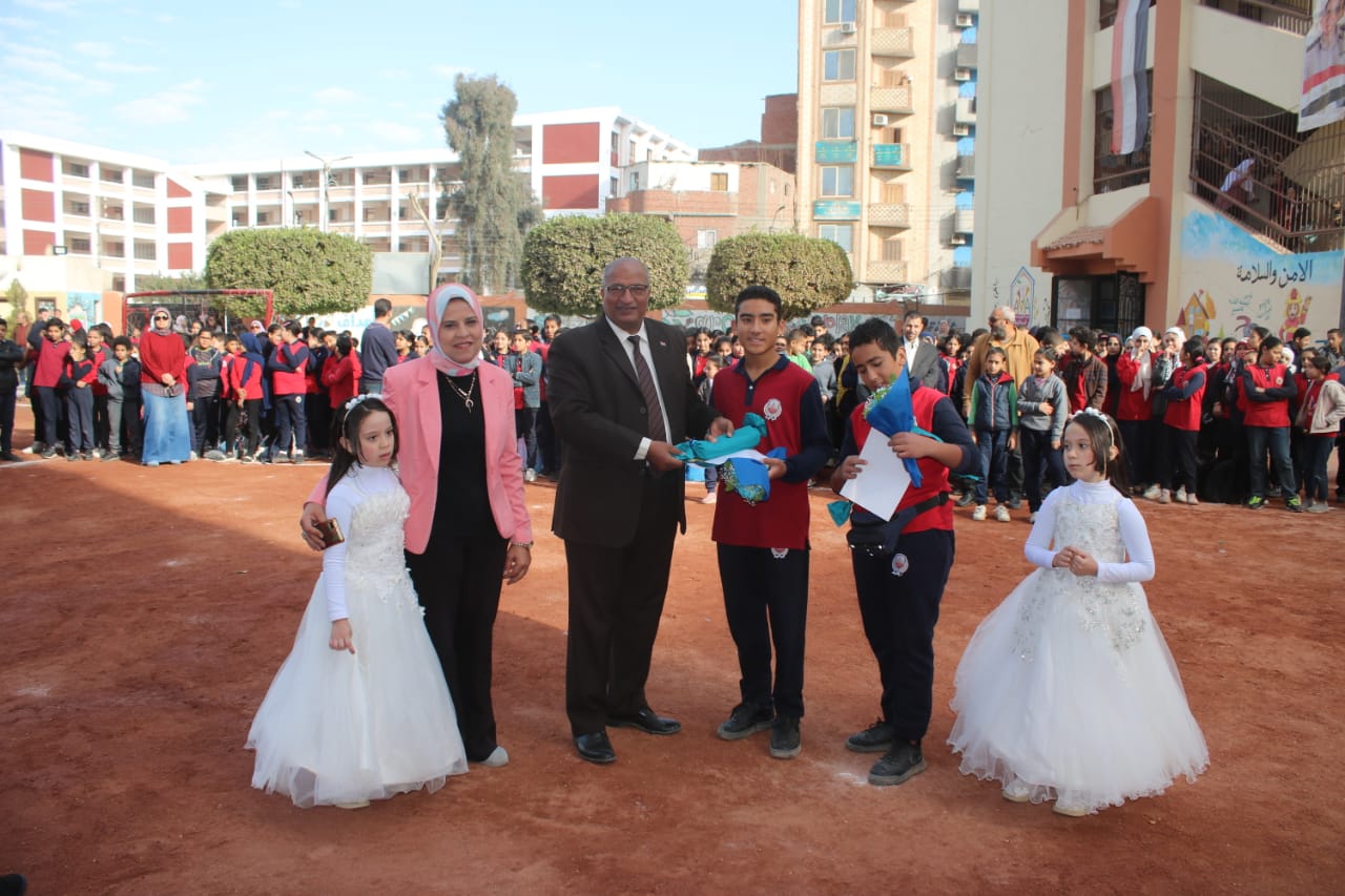 وكيل تعليم بني سويف يكرم أبناء الشهداء