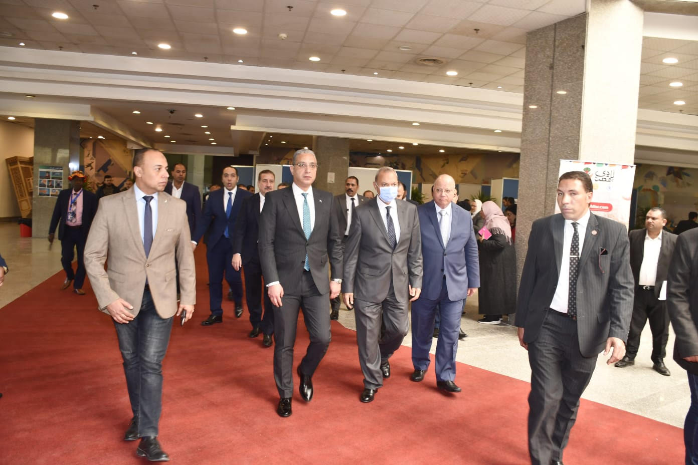 محافظ الفيوم يشارك فى افتتاح جناح أيادي مصر (1)