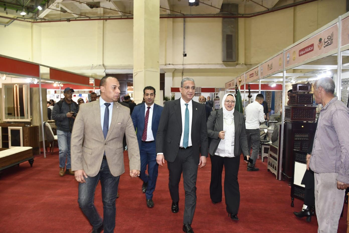 محافظ الفيوم يشارك فى افتتاح جناح أيادي مصر (3)
