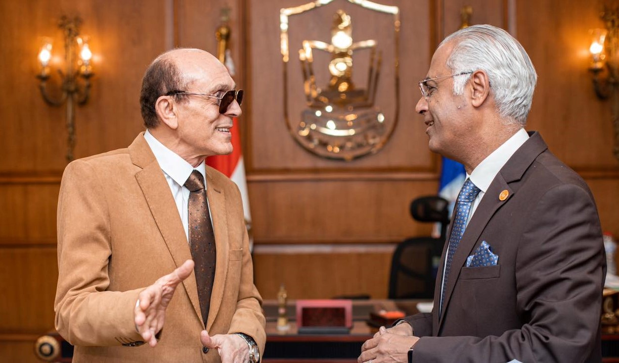 الفنان الكبير محمد صبحي مع رئيس جامعة بورسعيد 