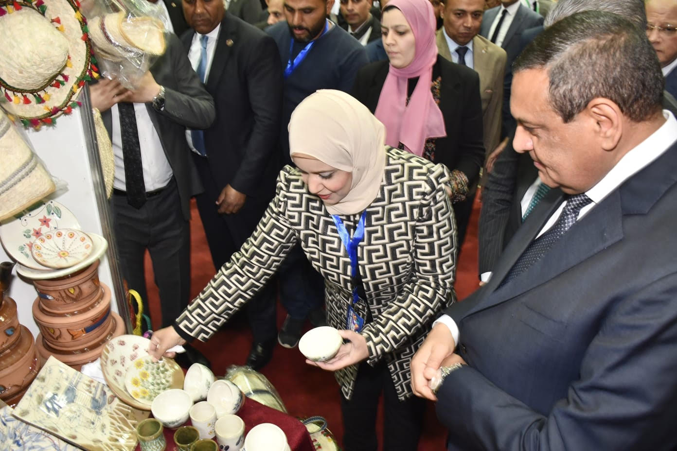 محافظ الفيوم يشارك فى افتتاح جناح أيادي مصر (2)