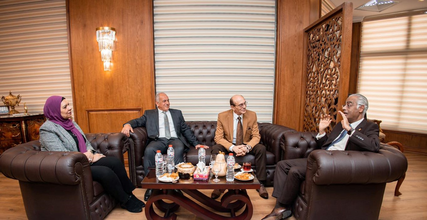رئيس جامعة بورسعيد يستقبل النجم محمد صبحي 